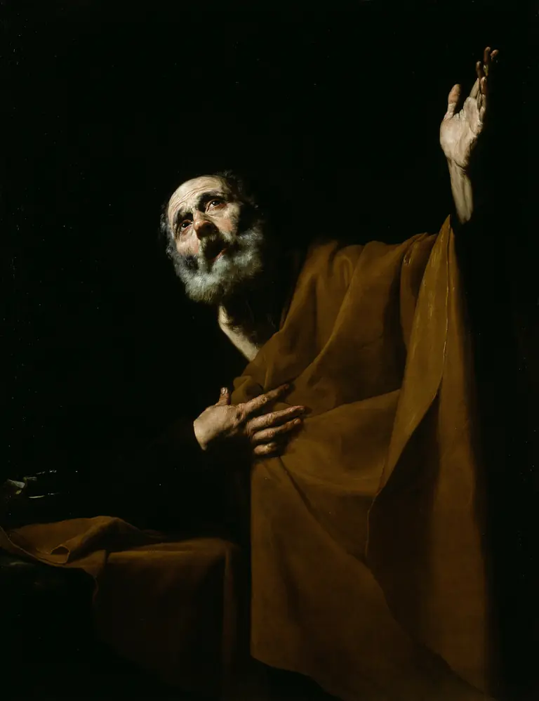 Pintura de Ribera: São Pedro, idoso e de barba branca, olha para o alto, com uma mão no peito e a outra erguida, sobre fundo escuro.